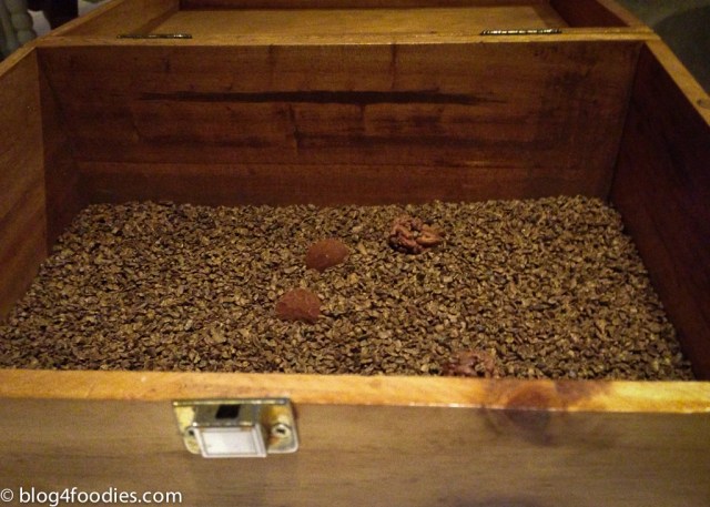 Crocante of almonds, Truffle of rum, Gold stone