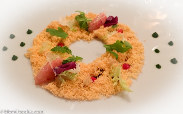 "Frisella" with croûtons and red shrimps